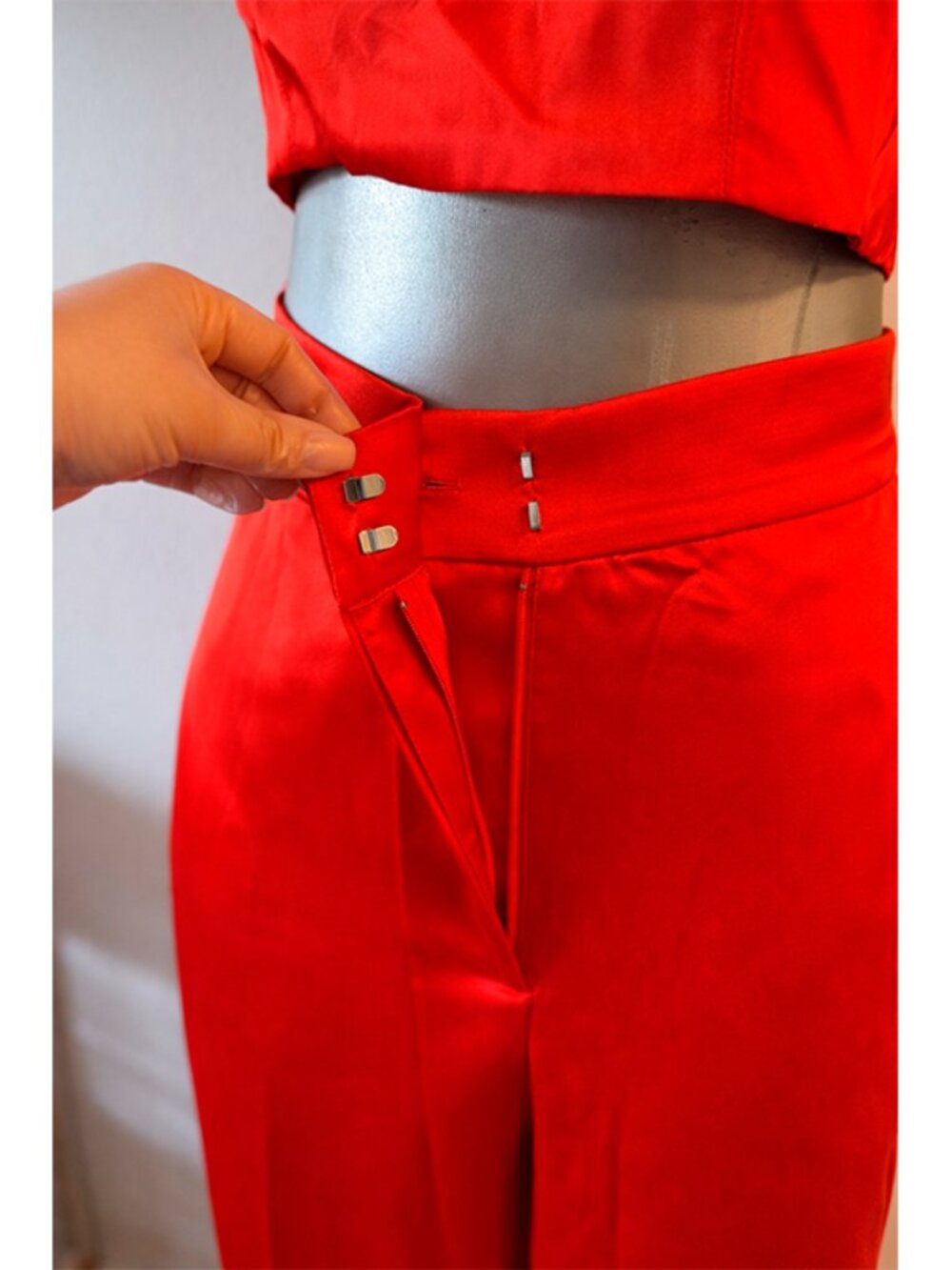 Red Satin 2 Piece Set Crop Top Wide Leg Pants Women S House of Harlow - Picture 5 of 7